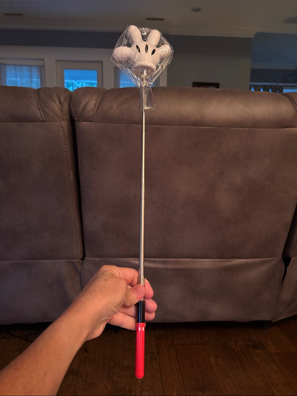 Disney Mickey Glove extendable hand with Red Handle new - Picture 2 of 6